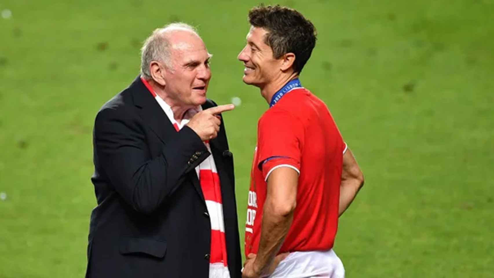 Uli Hoeness, junto a Lewandowski, durante la celebración de un título del Bayern / Redes