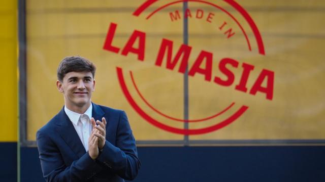 Gavi, sonriente tras firmar la renovación con el Barça hasta 2026 / EFE