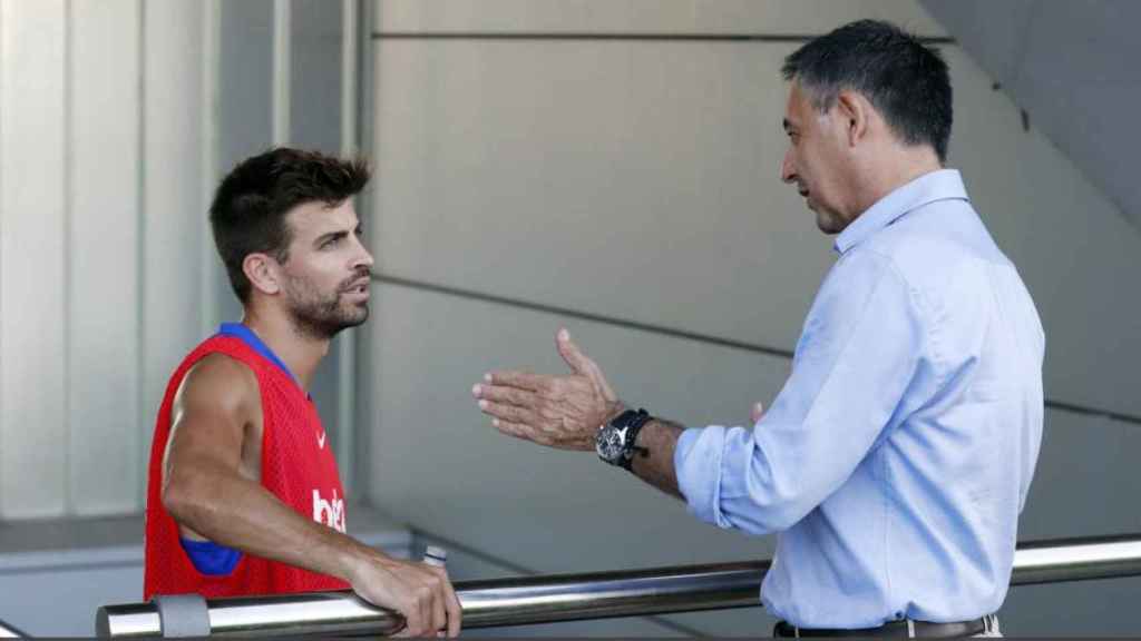 Piqué y Bartomeu se saludan con respeto / FC Barcelona