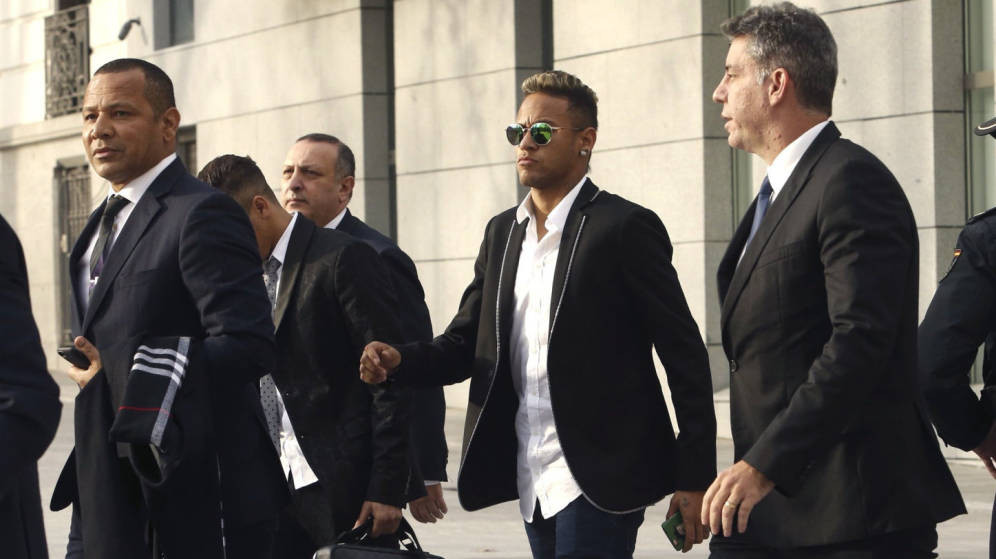 Neymar y su padre en un juicio a petición de la Fiscalía / EFE