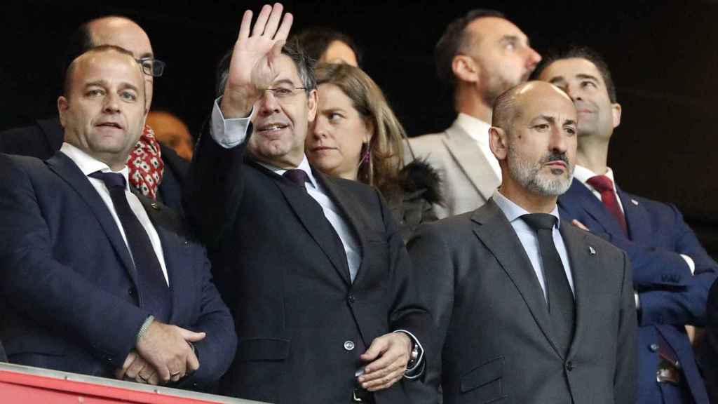 Josep Maria Bartomeu, en el palco de San Mamés junto a Xavier Vilajoana / EFE