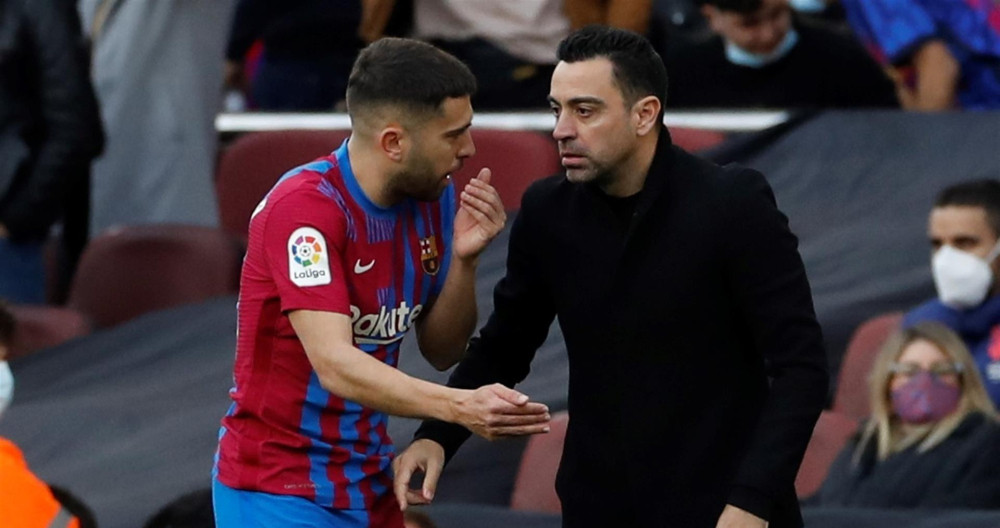 Xavi da instrucciones a Jordi Alba / EFE