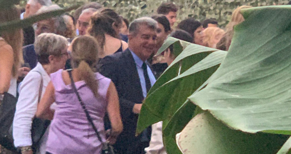 Joan Laporta, junto a los trabajadores del Barça, en la cena del restaurante Velissima / CULEMANÍA