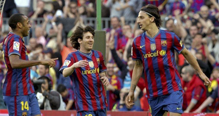 Ibrahimovic (d) celebra un gol en el Camp Nou en su etapa como jugador del Barça / EFE