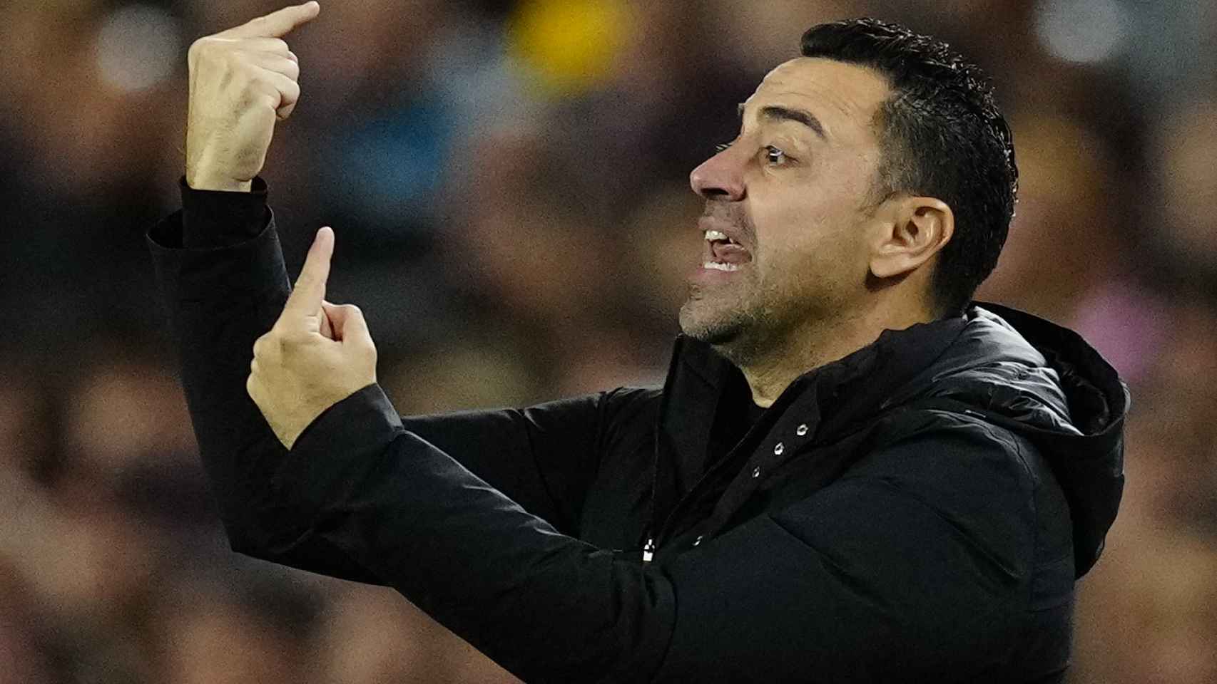 Xavi Hernández, dando indicaciones durante el clásico del Barça contra el Real Madrid / EFE