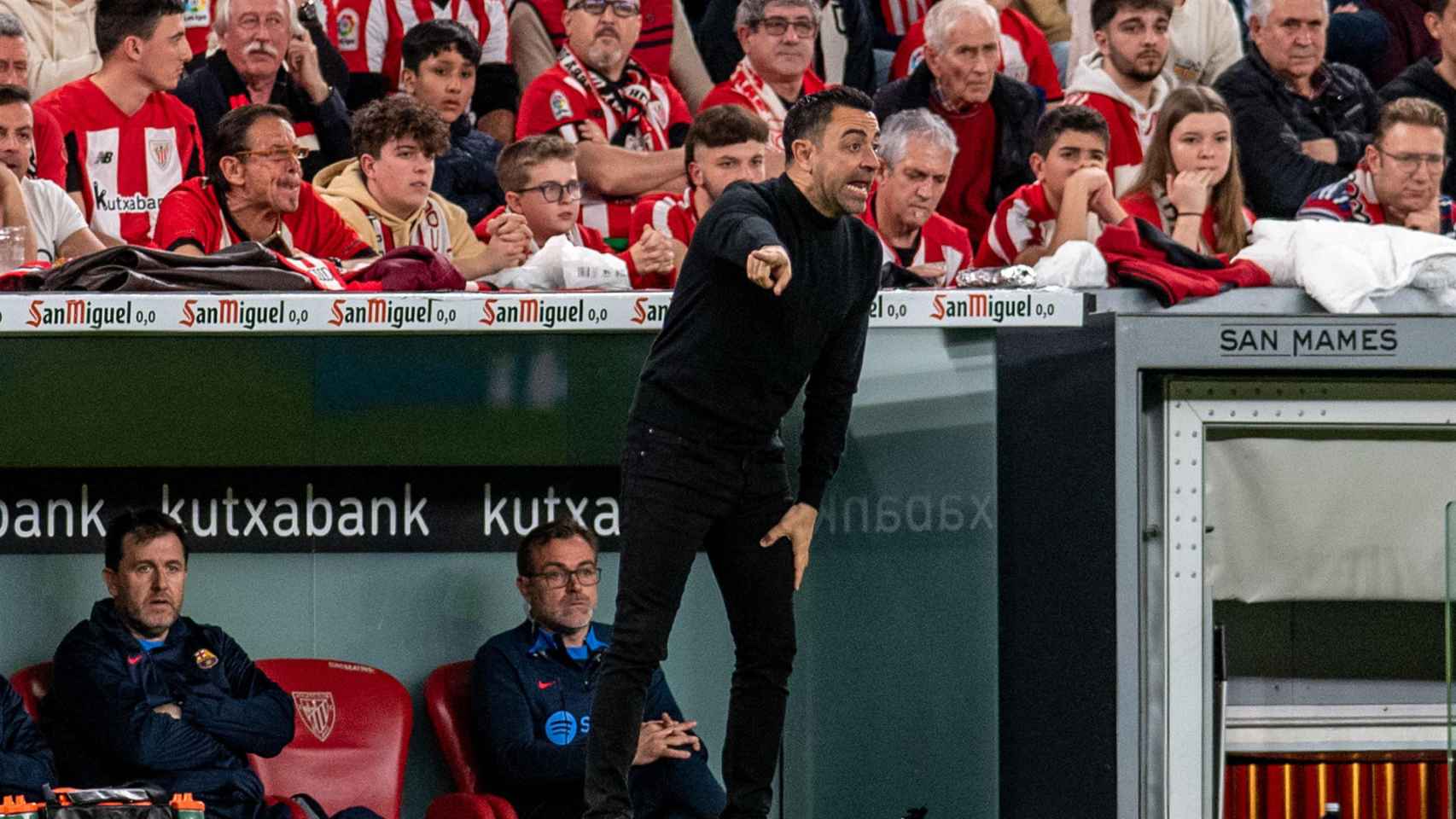 Xavi, en San Mamés, da instrucciones a sus jugadores / EFE