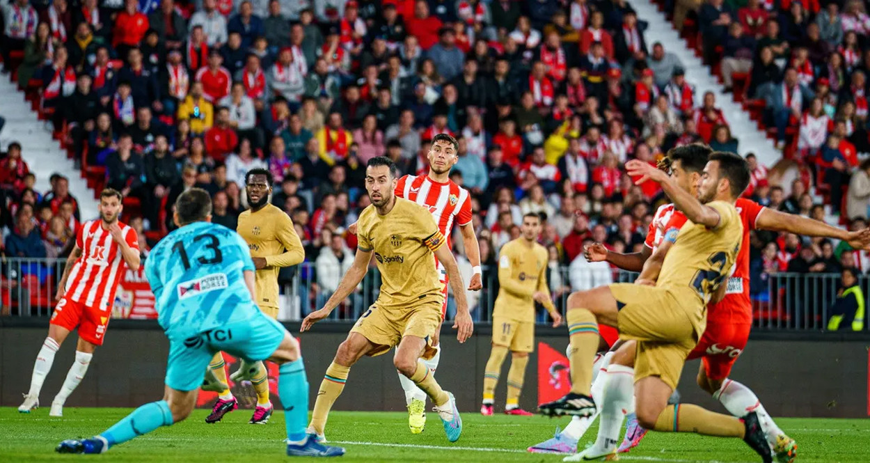 El portero del Almería ataja un centro de Ferran Torres desde la banda derecha / FCB