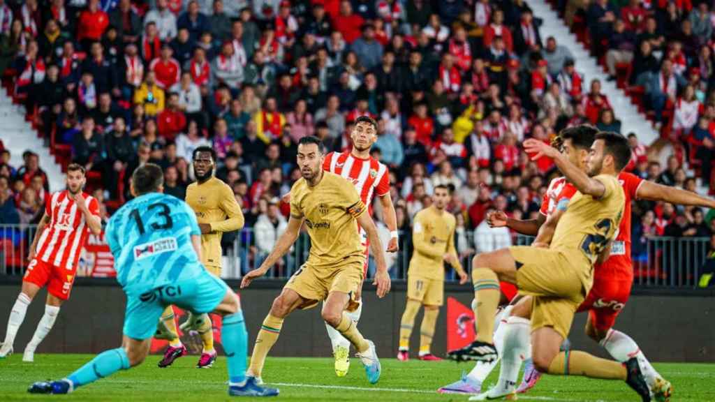 El portero del Almería ataja un centro de Ferran Torres desde la banda derecha / FCB