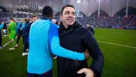 Xavi se abraza con Dembelé tras ganar la Supercopa de España / FCB