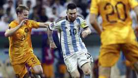 Frenkie de Jong enfrentándose a Lionel Messi durante el Mundial de Qatar / EFE