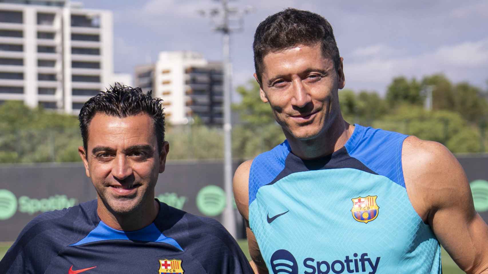 Xavi y Robert Lewandowski, durante un entrenamiento del Barça / FCB