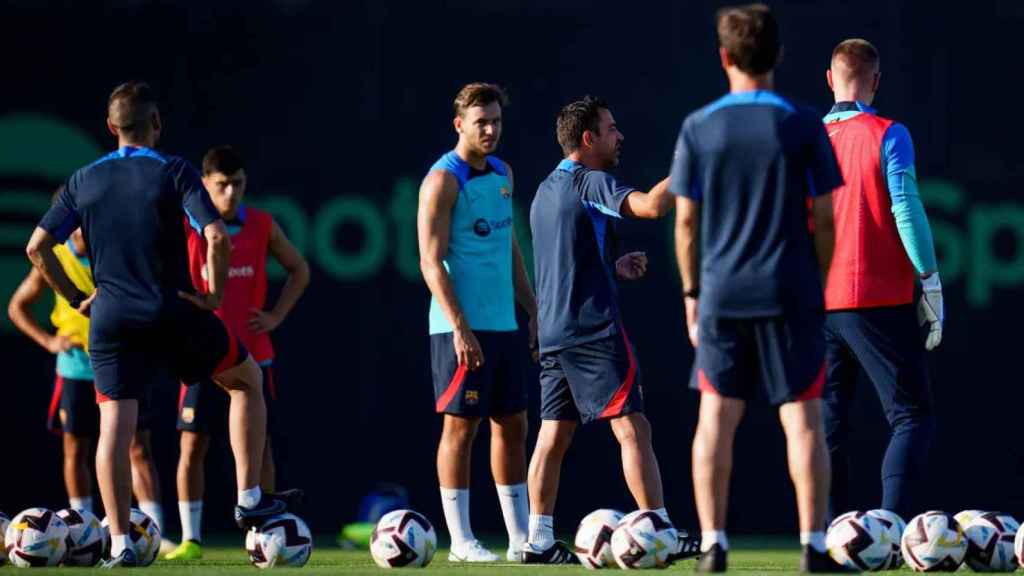 Xavi Hernández da indicaciones a sus jugadores en el primer día de la pretemporada / FCB