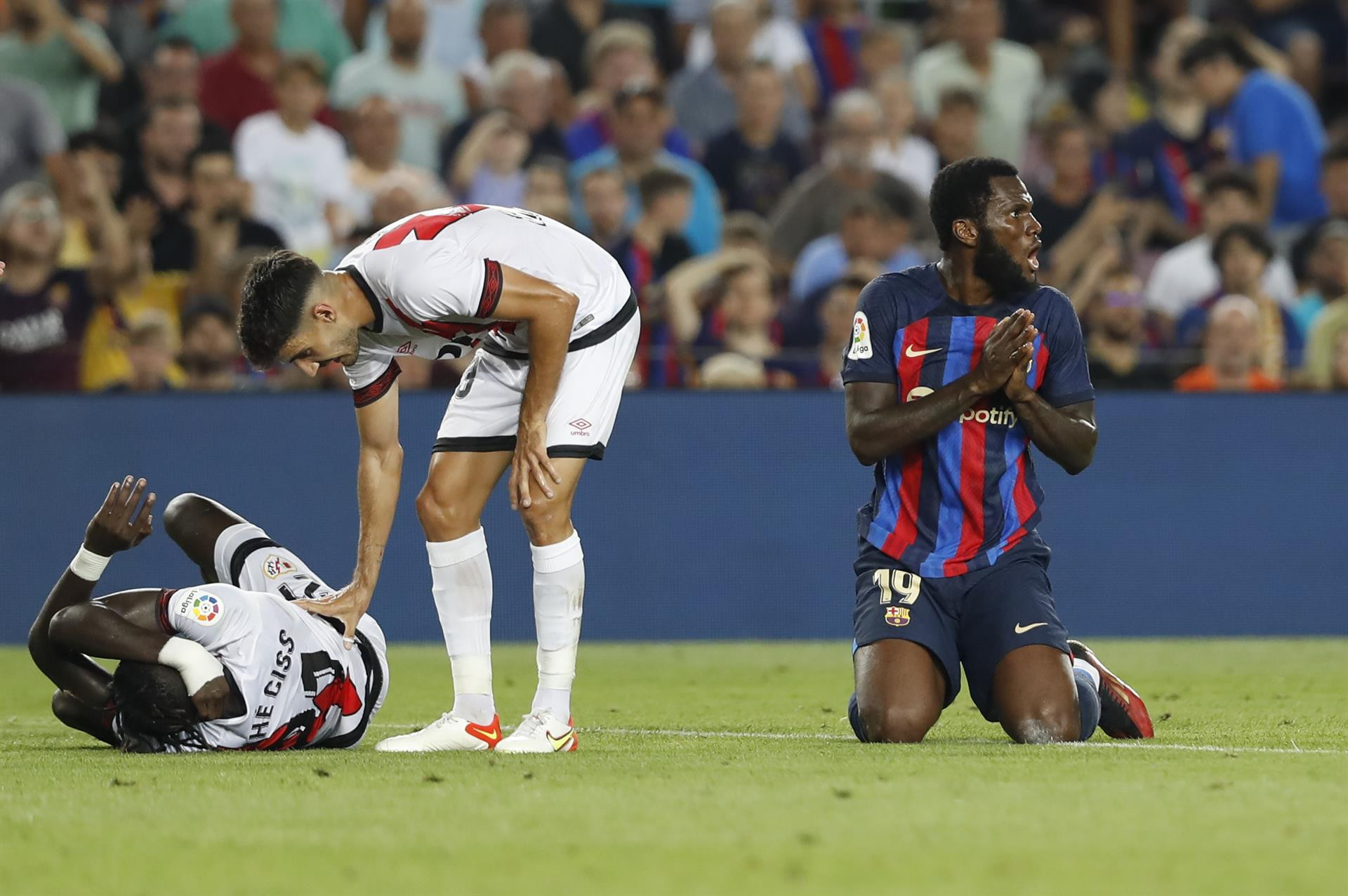 Kessié, arrodillado, en el Barça Rayo / EFE