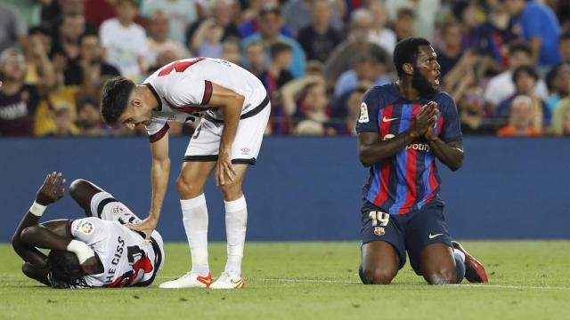 Kessié, arrodillado, en el Barça Rayo / EFE