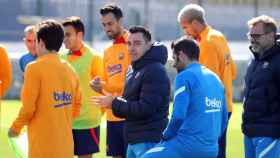 Xavi Hernández, alentando a los jugadores del Barça, en una sesión de entrenamiento / FCB