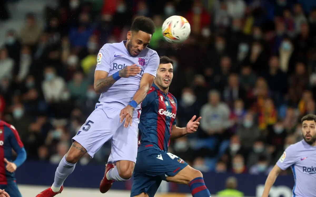 Gol de cabeza de Aubameyang al Levante, el primero del Barça en el Ciutat de València / FCB