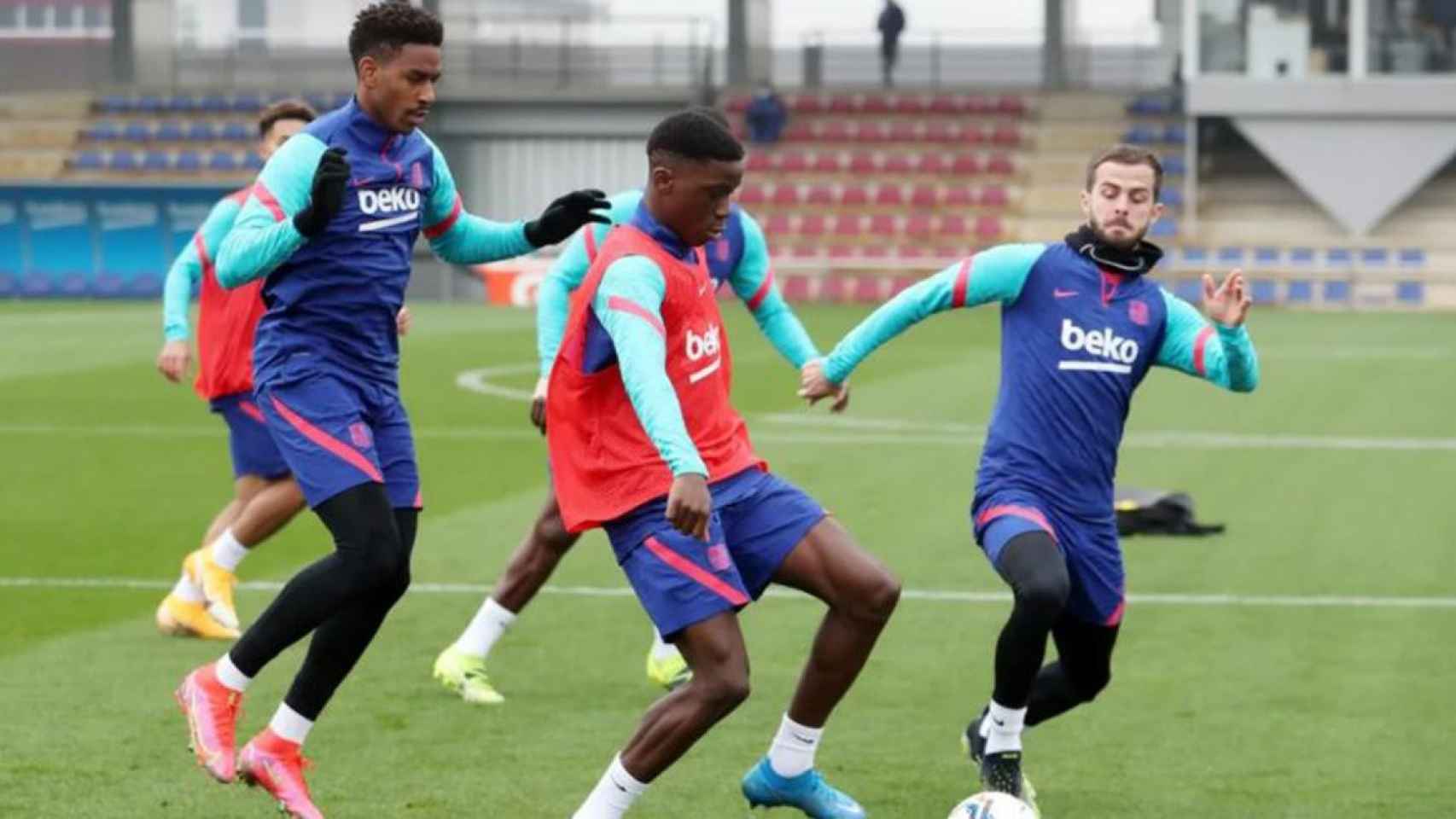 Ilaix Moriba en un entrenamiento con Junior Firpo y Miralem Pjanic / FCB