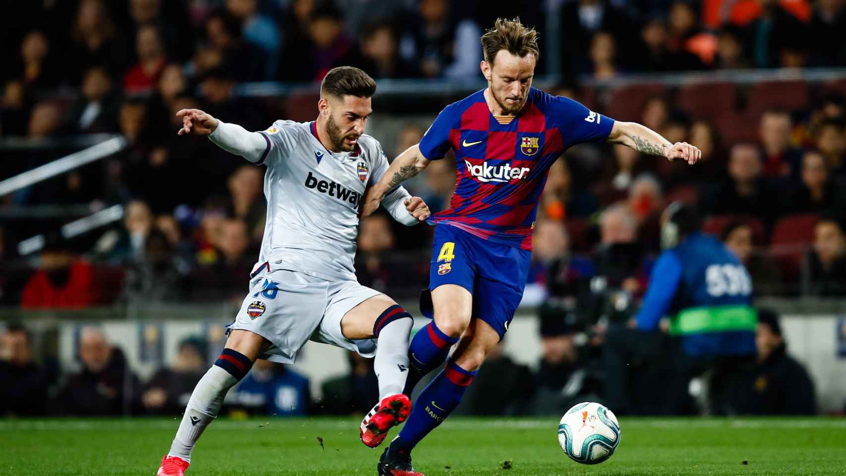 Rakitic, en un partido contra el Levante | EFE