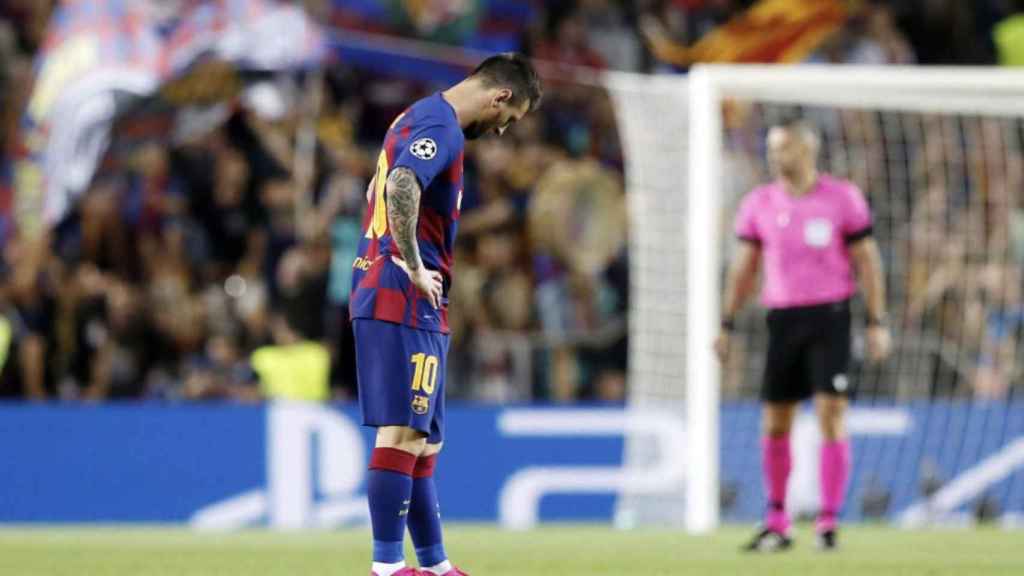 Una foto de Leo Messi pensativo durante el encuentro ante el Inter de Milán / FCB