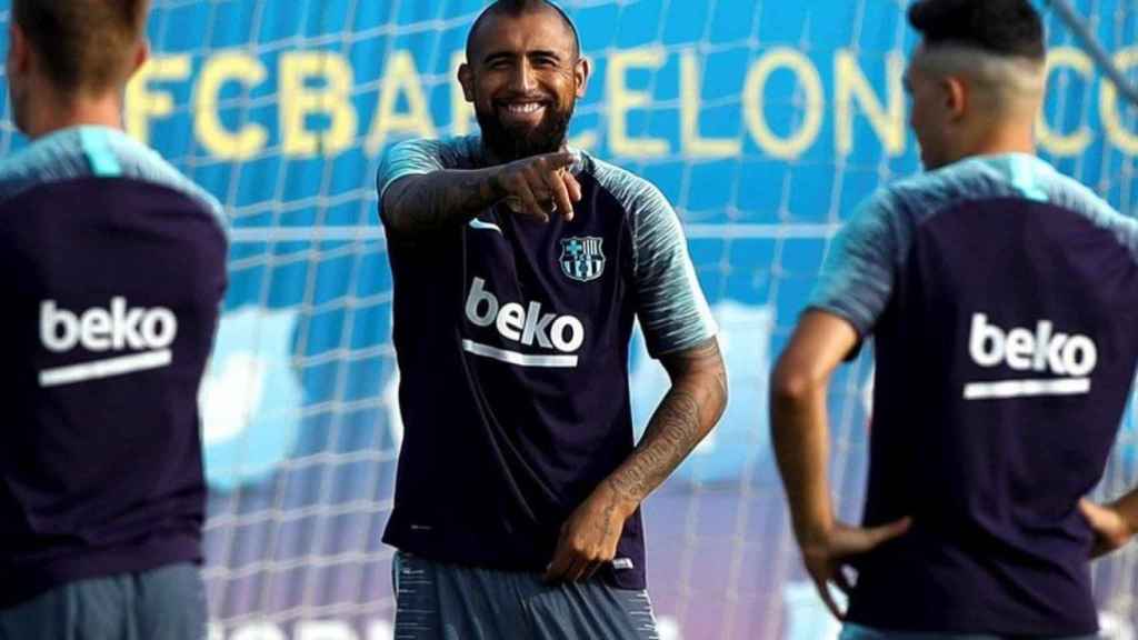 Arturo Vidal hace broma durante un entrenamiento del Barça / FCB