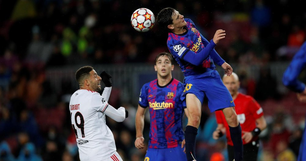 Gavi cabecea la pelota en el Barça-Benfica disputado en el Camp Nou / EFE