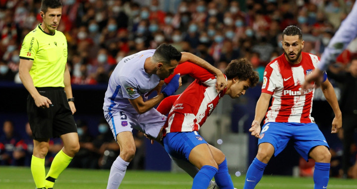 Sergio Busquets defiende a Joao Félix en el Wanda Metropolitano / EFE