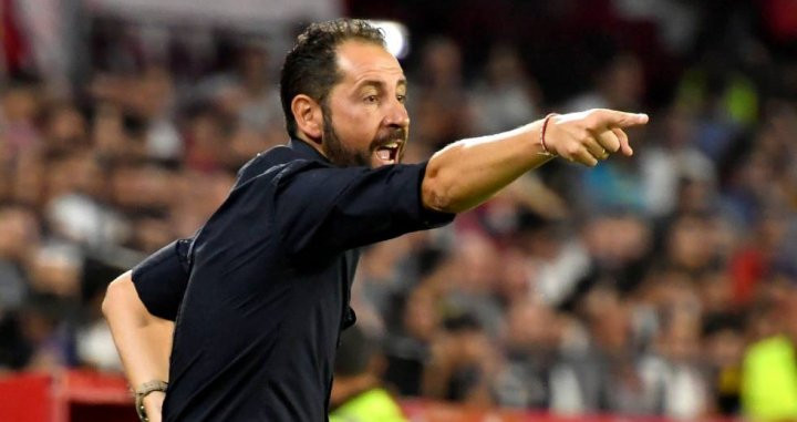 Pablo Machín dando instrucciones desde el banquillo del Sevilla / EFE