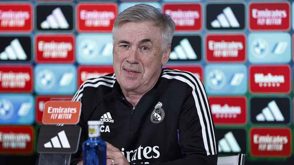 Ancelotti sonríe en la rueda de prensa del Real Madrid / EFE