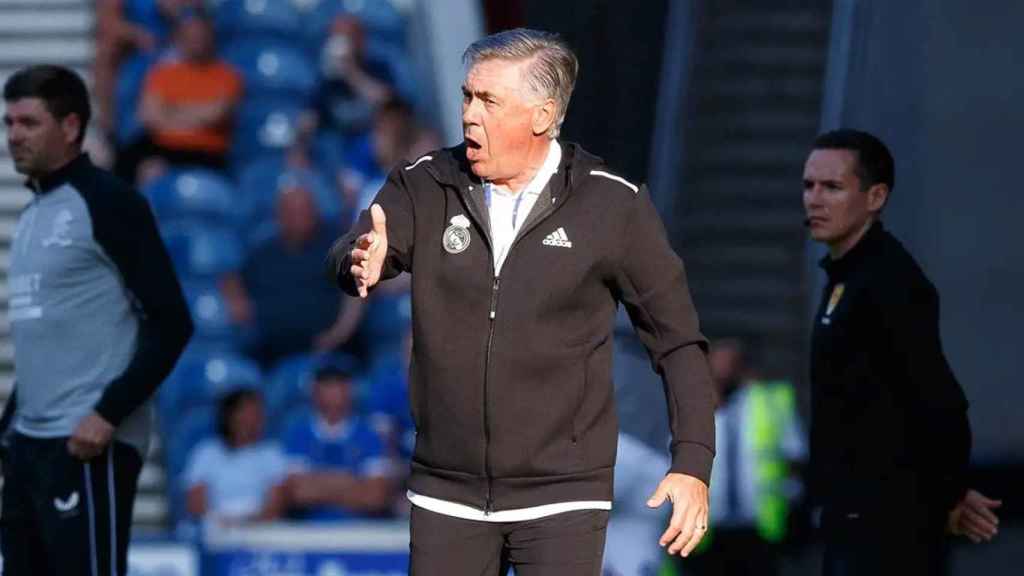 Carlo Ancelotti dando indicaciones en el Madrid-Rangers / EFE