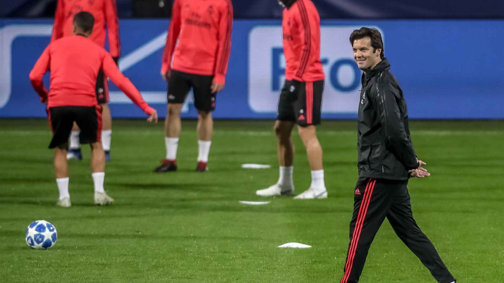 Solari sonríe en el entrenamiento del Madrid en Plzen / EFE