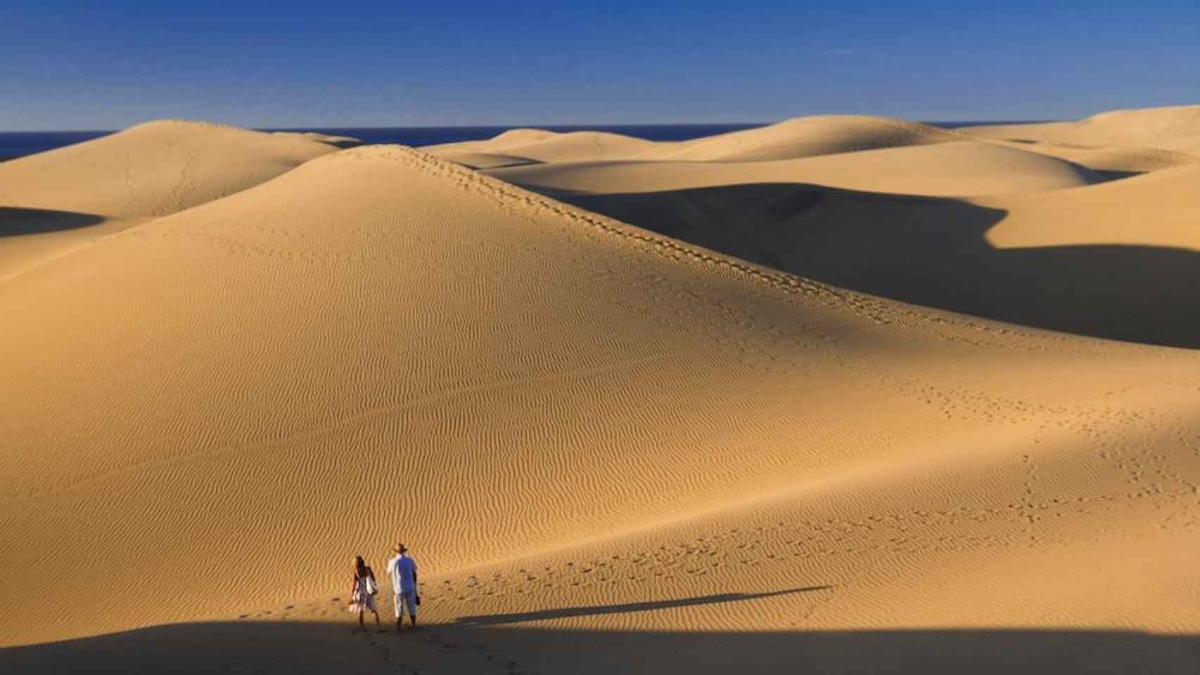 Dunas en una playa de las Islas Canarias, destino habitual en el turismo nacional