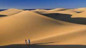 Dunas en una playa de las Islas Canarias, destino habitual en el turismo nacional