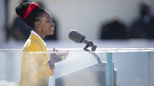 Amanda Gorman, recitando su poema 'The Hill We Climb' durante la ceremonia de toma de posesión de Joe Biden / Chairman of the Joint Chiefs of Staff  - Carlos M. Vazquez (WIKIMEDIA COMMONS)