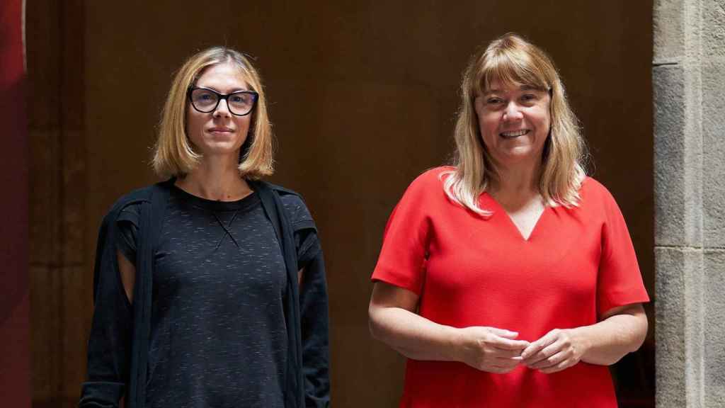 La presidenta de la Corporació Catalana de Mitjans Audiovisuals (CCMA), Rosa Romà, junto a la 'consellera' de Cultura de la Generalitat, Natàlia Garriga / GOVERN