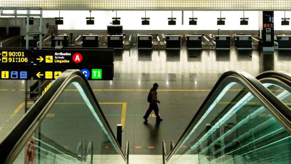 Un turista en el Aeropuerto Josep Tarradellas Barcelona-El Prat, cuya lanzadera se disputan Adif y Renfe / EFE