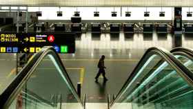 Un turista en el Aeropuerto Josep Tarradellas Barcelona-El Prat, cuya lanzadera se disputan Adif y Renfe / EFE