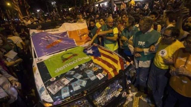 Manifestantes durante el acoso a la Conselleria de Economía del que tuvo que escapar por la terraza una secretaria judicial el 20S de 2017 / EFE