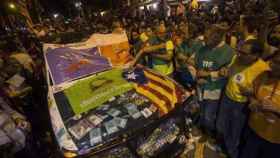 Manifestantes durante el acoso a la Conselleria de Economía del que tuvo que escapar por la terraza una secretaria judicial el 20S de 2017 / EFE