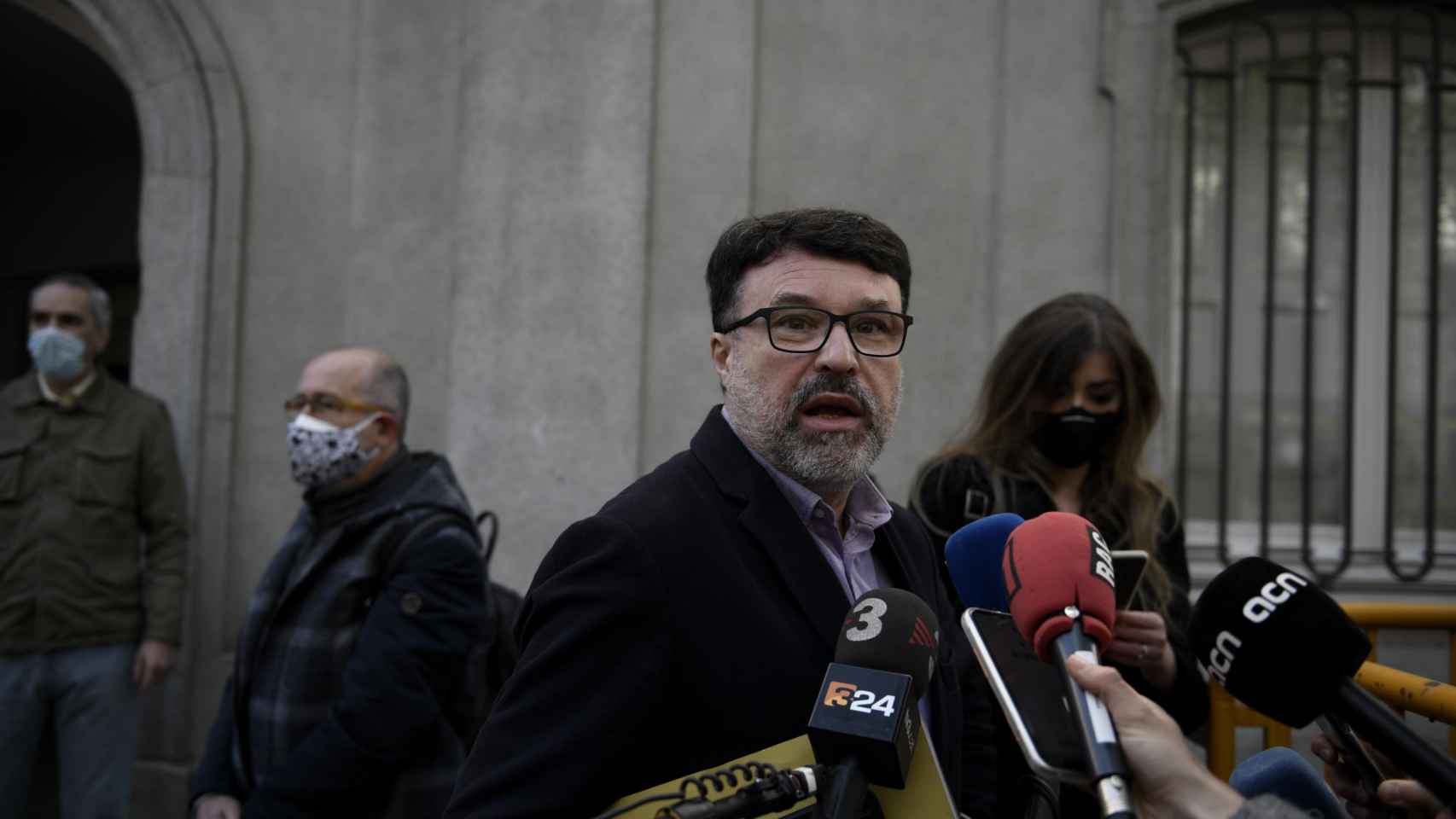 El diputado de ERC, Joan Josep Nuet, respondiendo a los medios a su salida del Tribunal Supremo, en Madrid / ÓSCAR CAÑAS - EUROPA PRESS