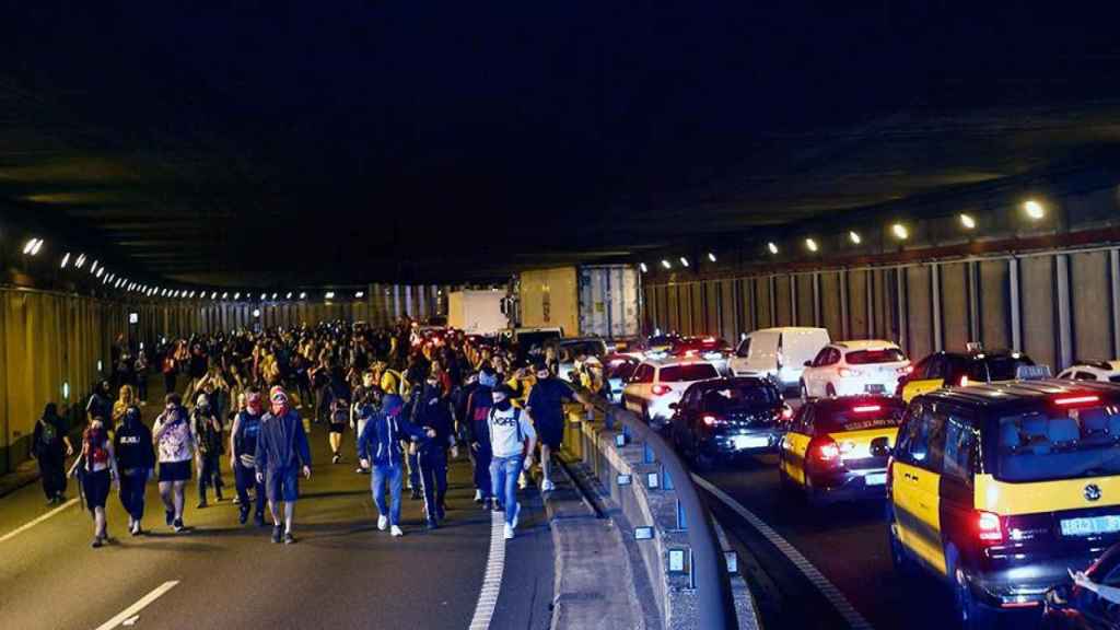 Un grupo de estudiantes cortan la Ronda Litoral de Barcelona en el día previo a la huelga independentista / EFE