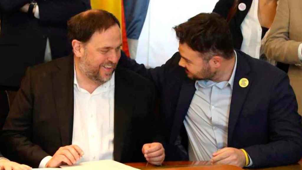 Oriol Junqueras conversa con Gabriel Rufián, ambos de ERC, en el Congreso de los Diputados / EFE