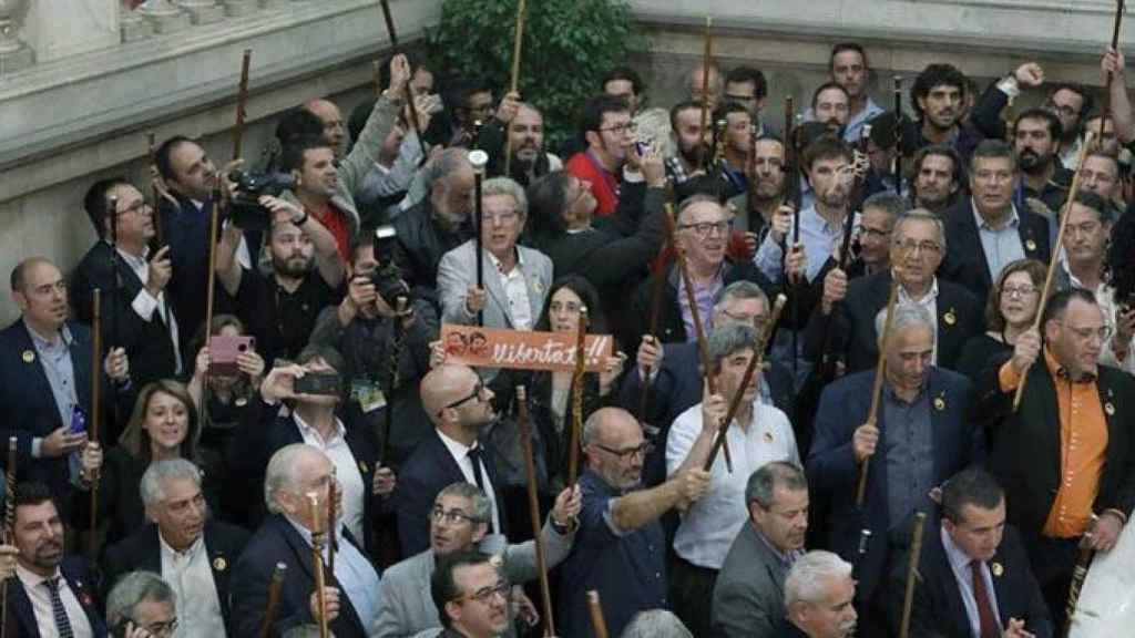 Alcaldes de Cataluña muestran su alegría en el Parlament tras aprobarse la declaración unilateral de independencia (DUI) / EFE