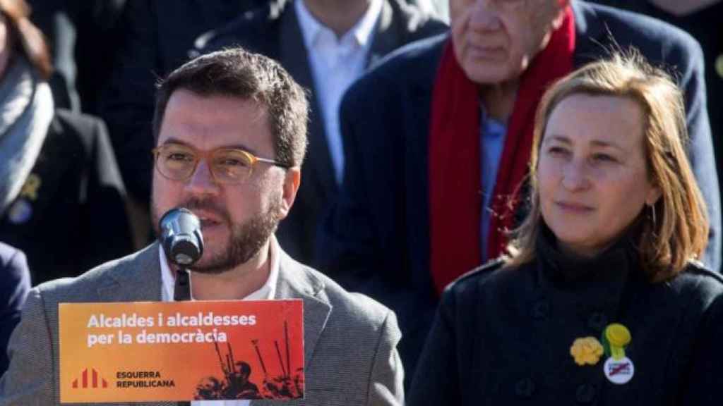 La alcaldesa de Sant Vicenç dels Horts, Maite Aymerich (d, ERC), junto a Pere Aragonès, vicepresidente del Govern, en un acto de los republicanos / CG