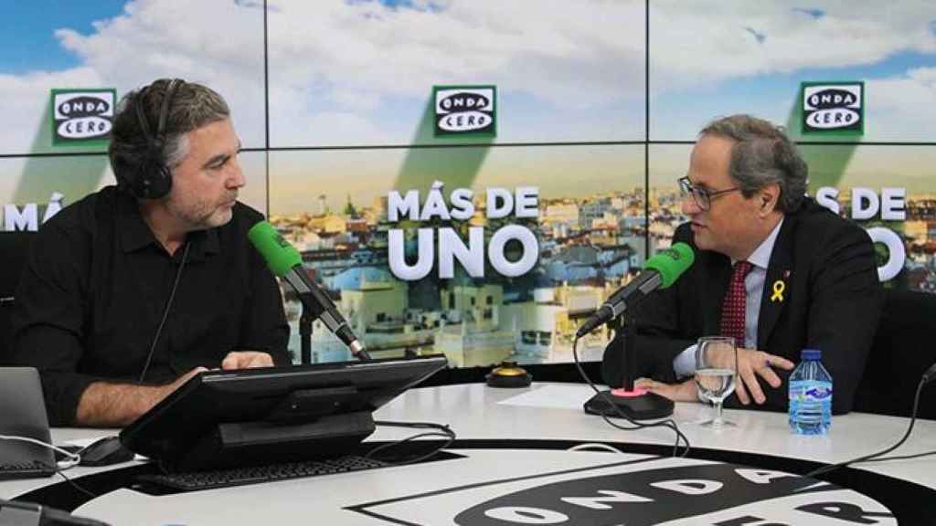 El periodista Carlos Alsina (i) entrevista al presidente de la Generalitat de Cataluña, Quim Torra, en Onda Cero / ONDA CERO