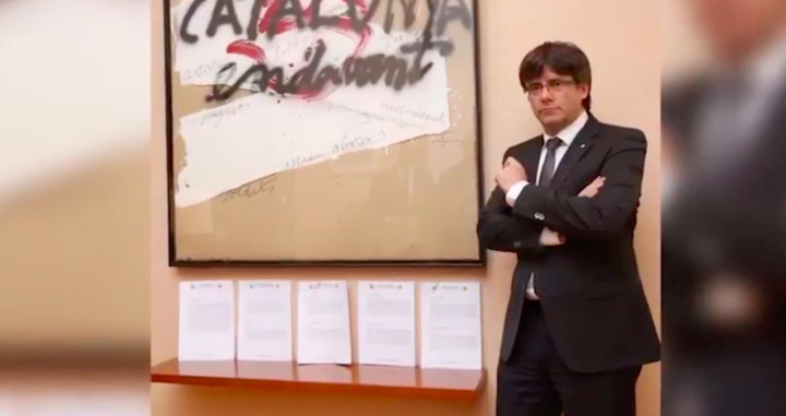 El expresidente catalán, Carles Puigdemont, con las citaciones judiciales sobre el 'procés' independentista / CG