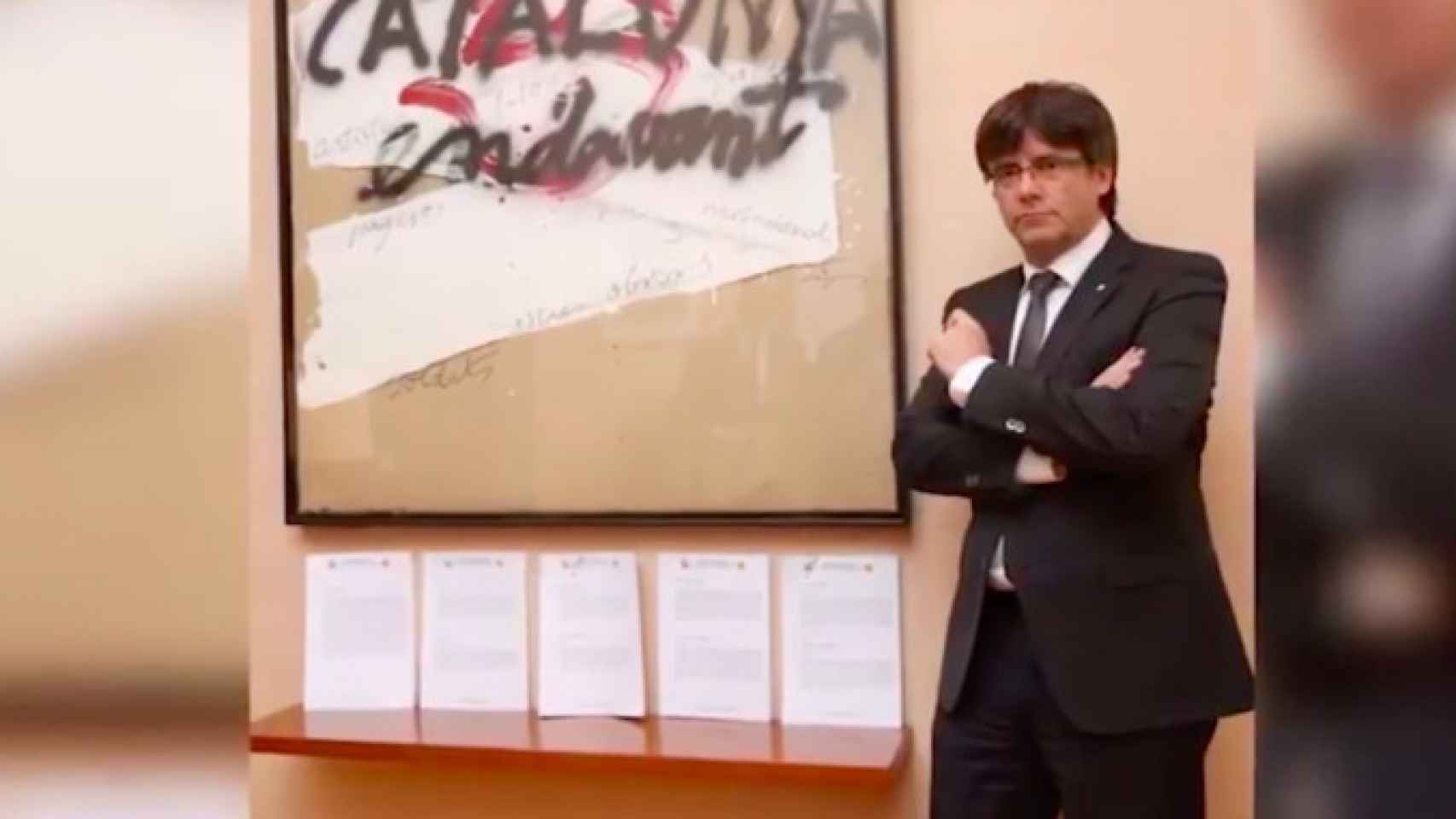 El expresidente catalán, Carles Puigdemont, con las citaciones judiciales sobre el 'procés' independentista / CG