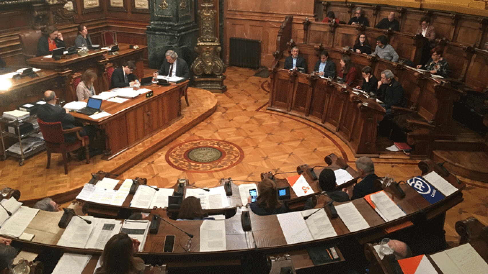 Imagen del pleno de enero en el Ayuntamiento de Barcelona, en el que se ha condenado el ataque a 'Crónica Global' / CG