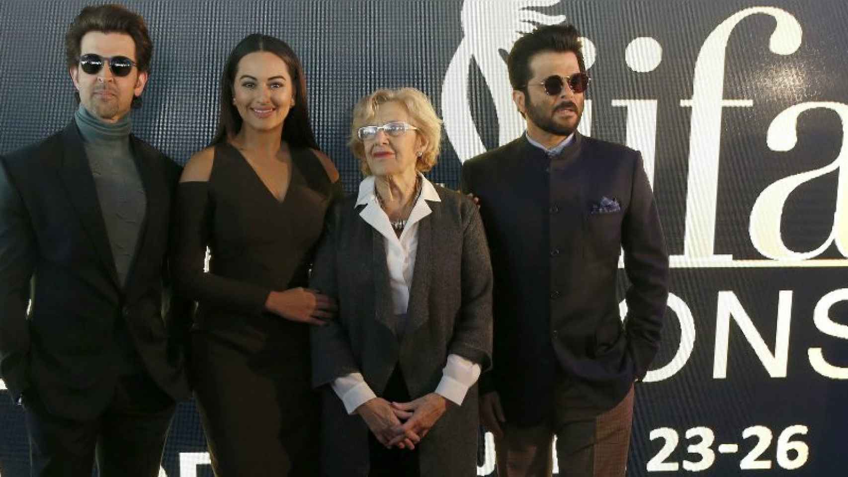 La alcaldesa Manuela Carmena con algunos de las estrellas del cine indio de Bollywood.