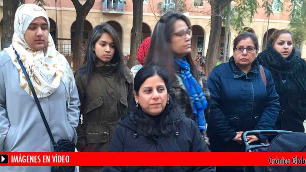 Huma Jamshed (sentada), ex consejera de BComú en Ciutat Vella, protesta ante la sede del distrito por su destitución.