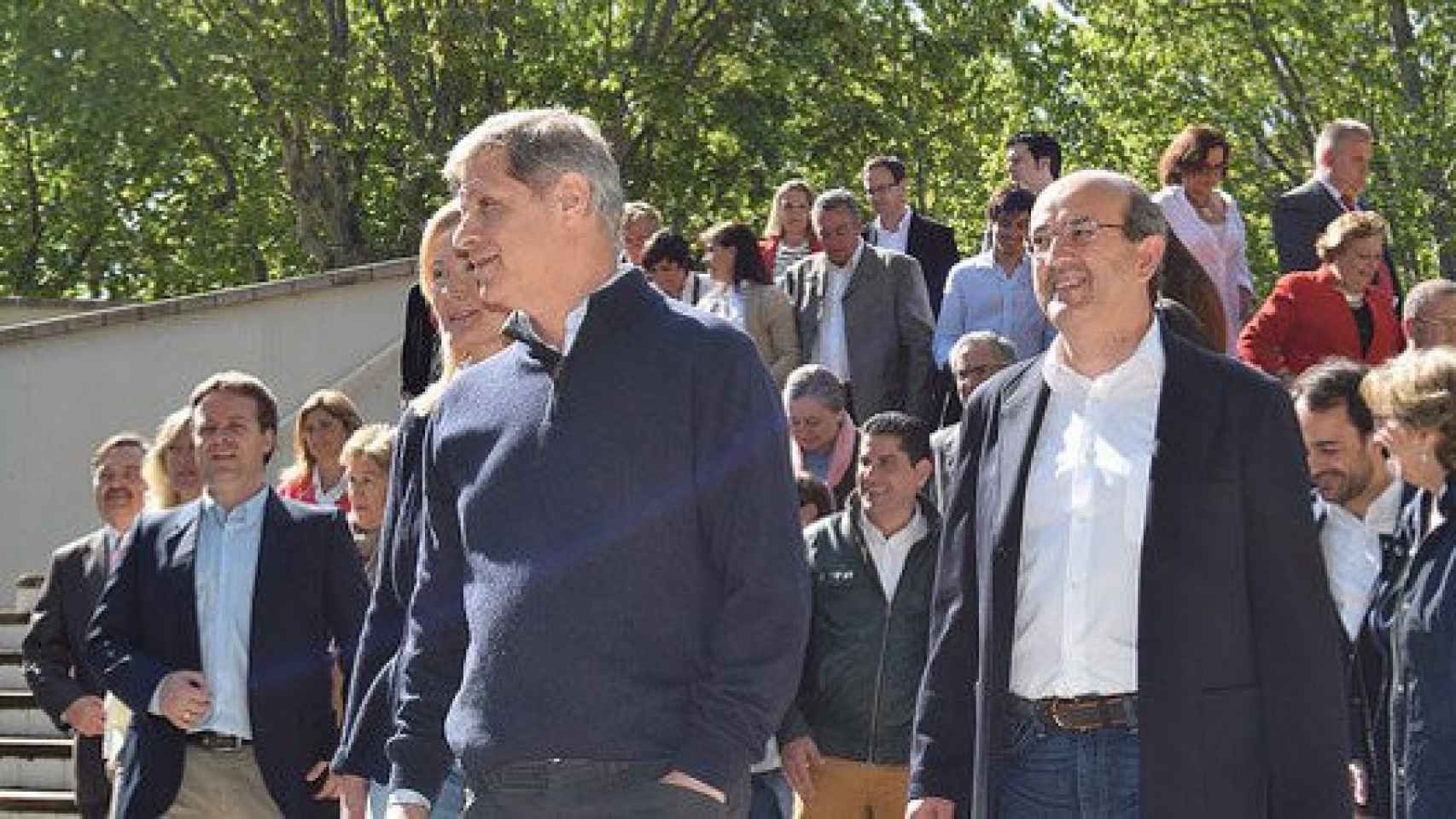 El acaldable del PP por Barcelona, Alberto Fernández Díaz, con el resto de mimebros de su candidatura, en el Parque de la España Industrial